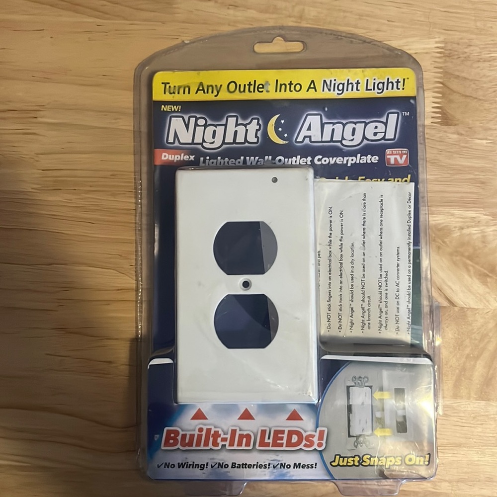 Wall outlet cover plate light